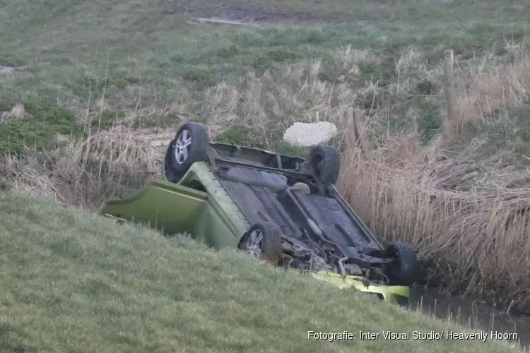 Auto rijdt van dijk af in Schagen, één gewonde