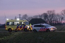 Auto rijdt van dijk af in Schagen, één gewonde
