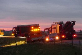 Auto rijdt van dijk af in Schagen, één gewonde