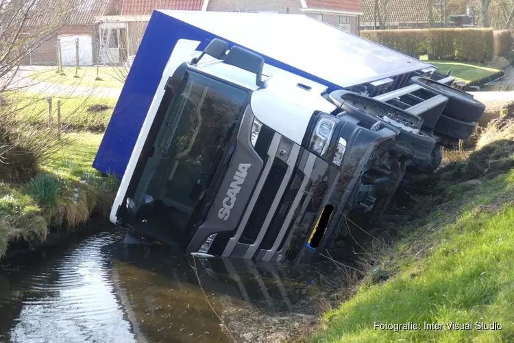 Vrachtauto raakt te water in Sint Maartensbrug