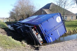 Vrachtauto raakt te water in Sint Maartensbrug