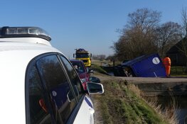 Vrachtauto raakt te water in Sint Maartensbrug