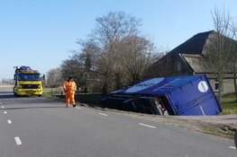 Vrachtauto raakt te water in Sint Maartensbrug