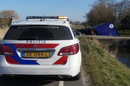 Vrachtauto raakt te water in Sint Maartensbrug