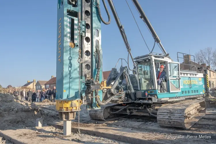 Eerste paal voor 8 woningen Bladstraat Tuitjenhorn