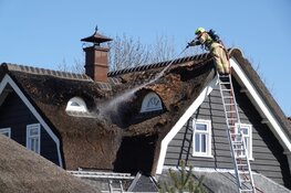Brand in woning met rieten dak in Tuitjenhorn