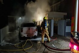 Auto door brand verwoest in 't Veld
