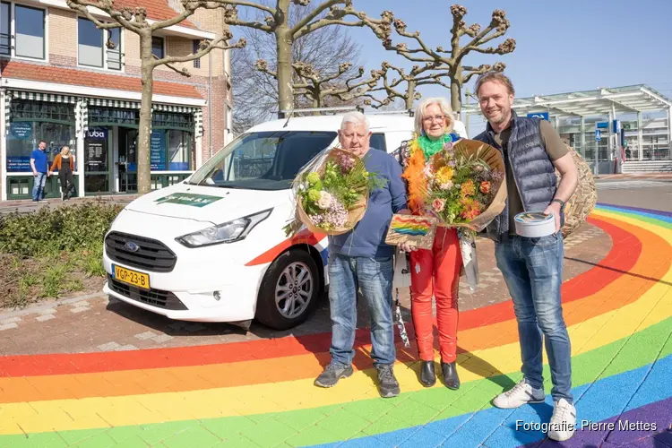 Blij met regenboog-geschenk