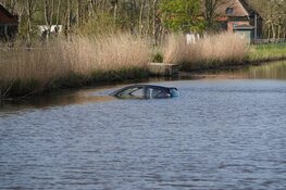 Auto te water in Burgerbrug