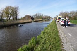 Auto te water in Burgerbrug