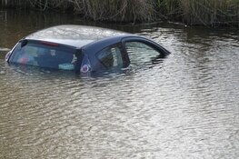 Auto te water in Burgerbrug