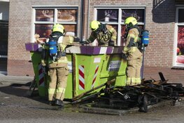 Bouwcontainer in brand tegen appartementencomplex in Schagen