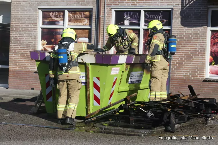 Bouwcontainer in brand tegen appartementencomplex in Schagen