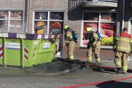 Bouwcontainer in brand tegen appartementencomplex in Schagen