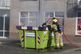 Bouwcontainer in brand tegen appartementencomplex in Schagen
