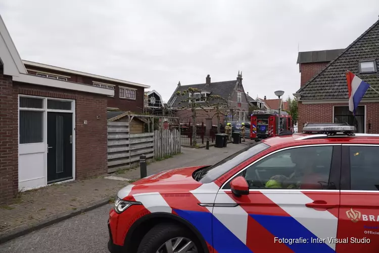 Kortstondige dakbrand na werkzaamheden in Warmenhuizen
