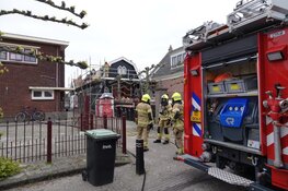 Kortstondige dakbrand na werkzaamheden in Warmenhuizen