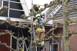 Kortstondige dakbrand na werkzaamheden in Warmenhuizen