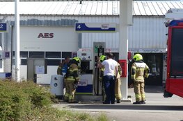 Man ziet rook uit pomp bij tankstation komen in Schagen