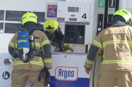 Man ziet rook uit pomp bij tankstation komen in Schagen
