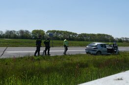 Automobiliste rijdt tegen lantaarnpaal op de N9 bij Schagerbrug