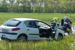 Automobiliste rijdt tegen lantaarnpaal op de N9 bij Schagerbrug