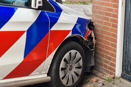 Politieauto ramt garagebox in Schagen
