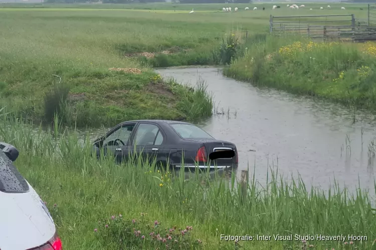 Auto te water langs Priggeweg in Schagen