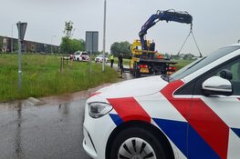 Auto te water langs Priggeweg in Schagen