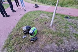 Scooter breekt in tweeën bij ongeluk in Waarland