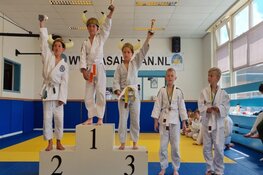 Warmenhuizenaar Chris Jonker behaalt zwarte band, judoka's EBI-Sports naar goede resultaten op toernooi