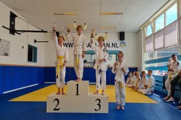 Warmenhuizenaar Chris Jonker behaalt zwarte band, judoka's EBI-Sports naar goede resultaten op toernooi