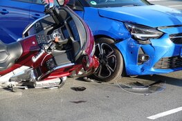 Motorfiets in botsing met auto in Sint Maartensvlotbrug