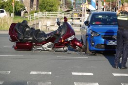Motorfiets in botsing met auto in Sint Maartensvlotbrug