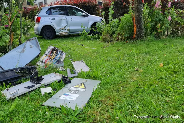 Auto vliegt uit de bocht en belandt in tuin in Sint Maarten