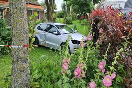 Auto vliegt uit de bocht en belandt in tuin in Sint Maarten