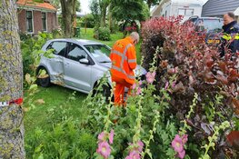 Auto vliegt uit de bocht en belandt in tuin in Sint Maarten