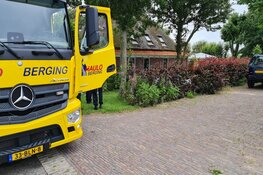 Auto vliegt uit de bocht en belandt in tuin in Sint Maarten