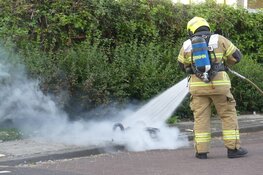 Kliko met oud papier in brand in Schagen