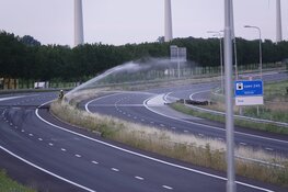 A7 grotendeels afgesloten door brandende hooibalen, banden en asbest