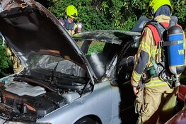 Auto door brand verwoest in Warmenhuizen