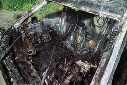 Auto door brand verwoest in Warmenhuizen
