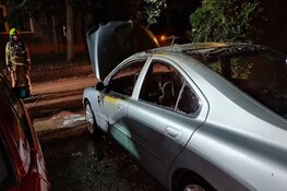 Auto door brand verwoest in Warmenhuizen
