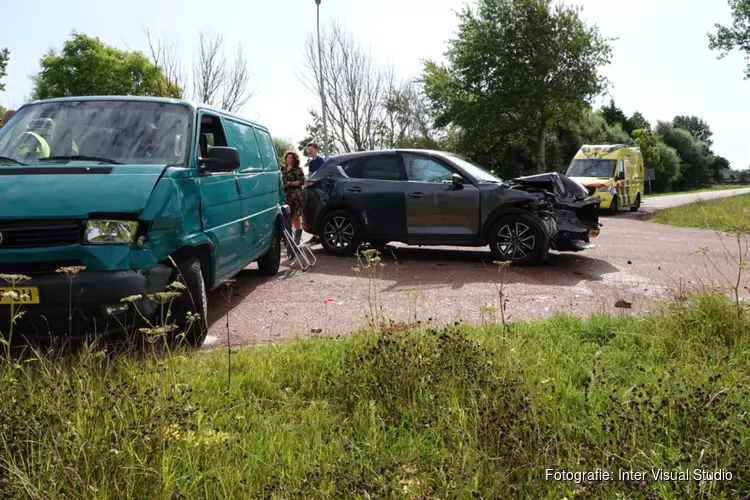 Botsing op gelijkwaardige kruising in Warmenhuizen