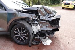 Botsing op gelijkwaardige kruising in Warmenhuizen