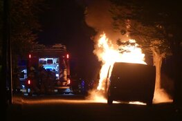 Auto en bestelbus in brand in Schagen