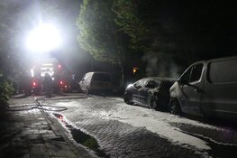 Auto en bestelbus in brand in Schagen