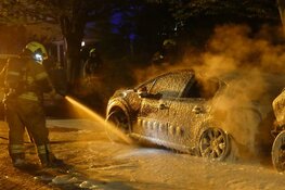 Auto en bestelbus in brand in Schagen