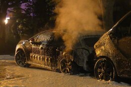 Auto en bestelbus in brand in Schagen
