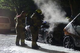 Auto en bestelbus in brand in Schagen